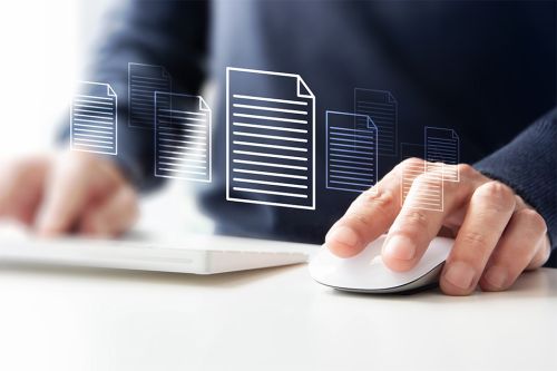 Foto: Person, die einen Computer benutzt